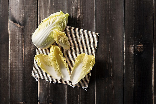 포토 JPG 스튜디오촬영 잎 채소 식재료 실내 사람없음 농작물 여러개 신선 배추 쌈채소 쌈배추 나무배경 국내포토 식물 다수 백그라운드 농업 내부 파일형식