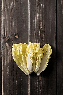 포토 JPG 스튜디오촬영 잎 채소 식재료 실내 사람없음 농작물 여러개 신선 배추 쌈채소 쌈배추 나무배경 국내포토 식물 다수 백그라운드 농업 내부 파일형식