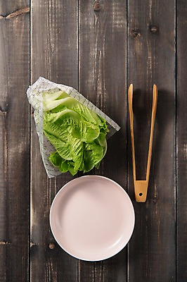 포토 JPG 스튜디오촬영 그릇 잎 채소 식재료 실내 집게 사람없음 농작물 여러개 신선 상추 상추쌈 쌈채소 포기로메인 나무배경 국내포토 식물 식기 다수 백그라운드 농업 내부 쌈 로메인상추 파일형식