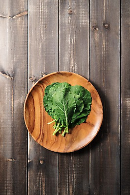 포토 JPG 스튜디오촬영 잎 채소 식재료 실내 사람없음 농작물 신선 나무접시 쌈채소 케일 나무배경 국내포토 식물 접시 백그라운드 농업 내부 파일형식