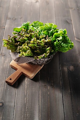 포토 JPG 스튜디오촬영 잎 채소 식재료 실내 사람없음 농작물 여러개 신선 상추 상추쌈 쌈채소 나무배경 국내포토 식물 다수 백그라운드 농업 내부 쌈 파일형식