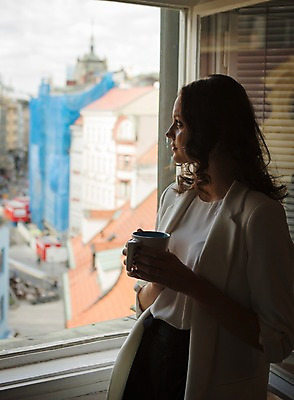 포토 JPG 주간 서양인 응시 여자 창문 주택 실내 한명 서기 들기 사람 상반신 20대 야외 옆모습 머그컵 창가 프라하 성인여자한명만 국내포토 자연요소 외국인 1 시선 뷰포인트 모션 청년 내부 건물 컵 체코 여자한명만 성인여자만 파일형식