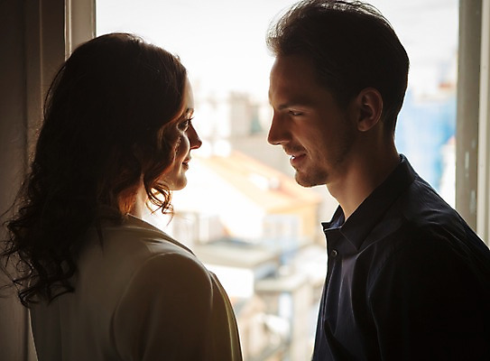 포토 JPG 주간 서양인 커플 응시 여자 남자 행복 주택 실내 사랑 서기 미소 사람 근접촬영 상반신 20대 성인 야외 두명 옆모습 마주보기 창가 프라하 성인만 국내포토 자연요소 외국인 시선 감정 뷰포인트 창문 관계 모션 표정 청년 내부 건물 체코 파일형식