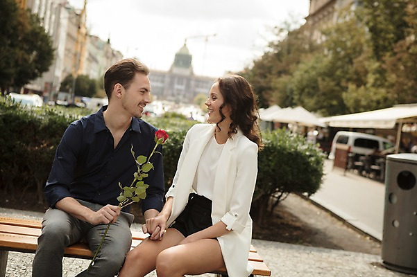 포토 JPG 주간 서양인 커플 여자 남자 행복 한송이 벤치 사랑 미소 들기 사람 앉기 상반신 20대 성인 야외 두명 앞모습 장미 마주보기 손잡기 다정 프라하 성인만 국내포토 자연요소 외국인 1 꽃 감정 뷰포인트 컨셉 의자 관계 모션 표정 청년 체코 송이 파일형식