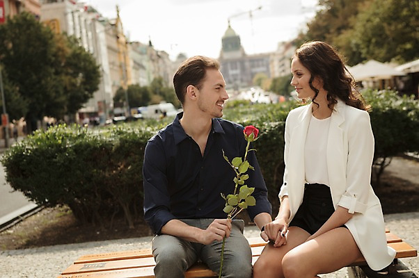 포토 JPG 주간 전신 서양인 커플 여자 남자 행복 벤치 거리 사랑 미소 사람 앉기 상반신 20대 성인 야외 두명 앞모습 장미 마주보기 손잡기 프라하 성인만 국내포토 자연요소 외국인 꽃 감정 뷰포인트 의자 관계 모션 표정 청년 체코 파일형식