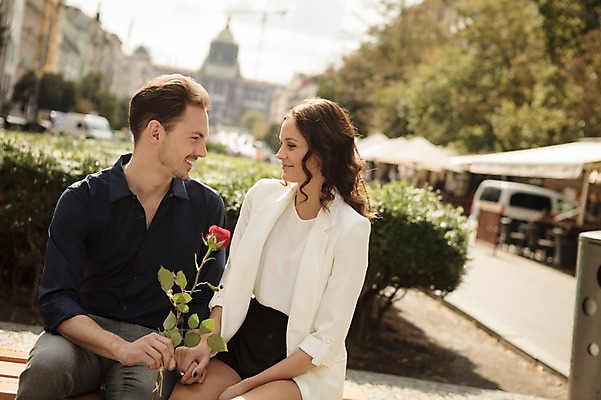 포토 JPG 주간 서양인 커플 여자 남자 행복 한송이 벤치 거리 사랑 미소 들기 사람 앉기 상반신 20대 성인 야외 두명 앞모습 장미 마주보기 손잡기 다정 프라하 성인만 국내포토 자연요소 외국인 1 꽃 감정 뷰포인트 컨셉 의자 관계 모션 표정 청년 체코 송이 파일형식