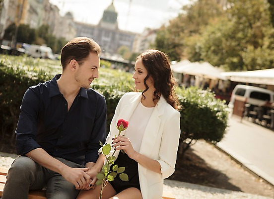 포토 JPG 주간 서양인 커플 응시 여자 남자 행복 한송이 벤치 거리 사랑 미소 들기 사람 앉기 상반신 20대 성인 야외 두명 앞모습 장미 마주보기 손잡기 다정 프라하 성인만 국내포토 자연요소 외국인 1 시선 꽃 감정 뷰포인트 컨셉 의자 관계 모션 표정 청년 체코 송이 파일형식