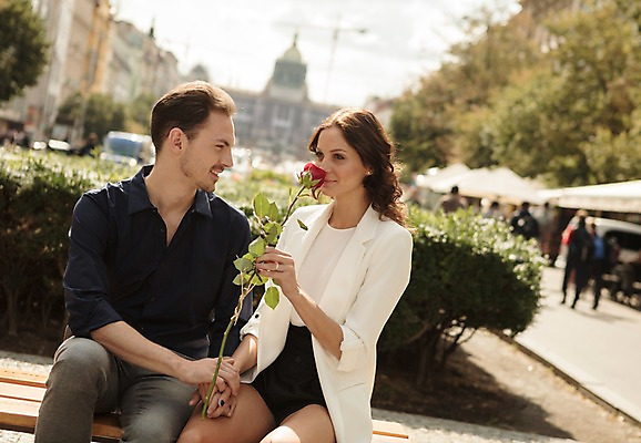 포토 JPG 주간 서양인 커플 응시 여자 남자 행복 한송이 벤치 거리 사랑 미소 들기 사람 앉기 상반신 20대 성인 야외 두명 앞모습 장미 손잡기 다정 향기 프라하 성인만 국내포토 자연요소 외국인 1 시선 꽃 감정 뷰포인트 컨셉 의자 관계 모션 표정 청년 냄새 체코 송이 파일형식