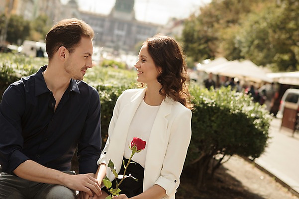 포토 JPG 주간 서양인 커플 응시 여자 남자 행복 한송이 사랑 미소 들기 사람 앉기 상반신 20대 성인 야외 두명 앞모습 장미 마주보기 손잡기 다정 프라하 성인만 국내포토 자연요소 외국인 1 시선 꽃 감정 뷰포인트 컨셉 관계 모션 표정 청년 체코 송이 파일형식