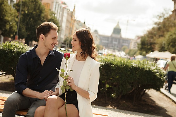 포토 JPG 주간 서양인 나무 커플 여자 남자 행복 한송이 벤치 거리 사랑 미소 들기 사람 앉기 상반신 20대 성인 야외 두명 앞모습 장미 마주보기 손잡기 다정 프라하 성인만 국내포토 자연요소 외국인 식물 1 꽃 감정 뷰포인트 컨셉 의자 관계 모션 표정 청년 체코 송이 파일형식