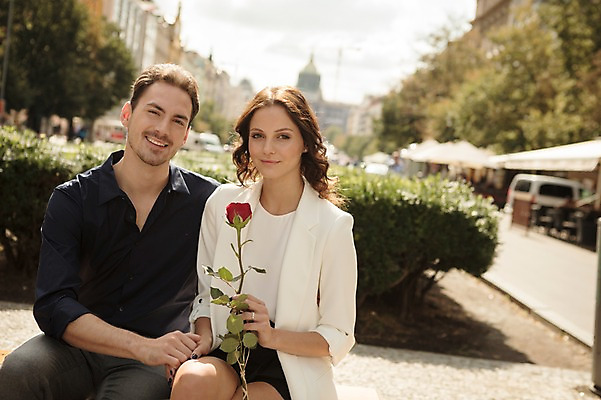 포토 JPG 주간 서양인 나무 건축물 커플 여자 남자 행복 한송이 거리 사랑 미소 들기 사람 앉기 상반신 20대 성인 야외 두명 앞모습 장미 손잡기 다정 프라하 성인만 국내포토 자연요소 외국인 식물 1 건축 꽃 감정 뷰포인트 컨셉 관계 모션 표정 청년 체코 송이 파일형식
