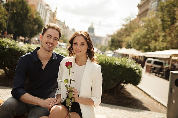 포토 JPG 주간 서양인 커플 응시 여자 남자 행복 사랑 미소 들기 사람 앉기 상반신 20대 성인 야외 두명 앞모습 장미 손잡기 프라하 성인만 국내포토 자연요소 외국인 시선 꽃 감정 뷰포인트 관계 모션 표정 청년 체코 파일형식