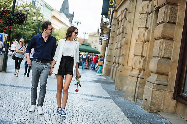포토 JPG 주간 전신 서양인 커플 응시 여자 남자 행복 거리 사랑 미소 사람 20대 성인 야외 두명 앞모습 담장 선글라스 장미 걷기 손잡기 다정 프라하 윈도우쇼핑 성인만 국내포토 자연요소 외국인 시선 꽃 감정 안경 뷰포인트 컨셉 관계 모션 표정 청년 쇼핑 체코 파일형식