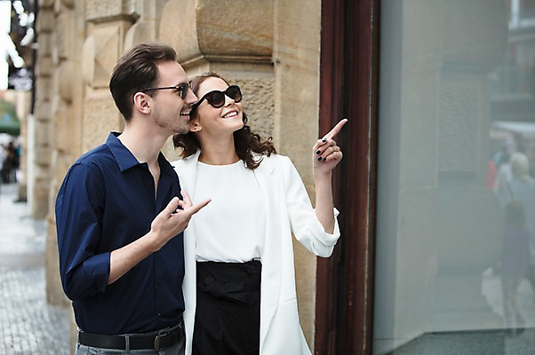 포토 JPG 주간 서양인 커플 응시 여자 남자 행복 사랑 서기 미소 사람 상반신 20대 성인 야외 두명 앞모습 선글라스 가리킴 즐거움 프라하 윈도우쇼핑 성인만 국내포토 자연요소 외국인 시선 감정 안경 뷰포인트 관계 모션 표정 손짓 청년 쇼핑 체코 파일형식