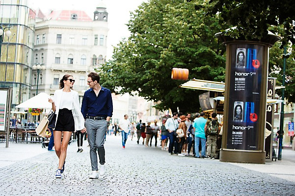 포토 JPG 주간 전신 서양인 나무 커플 여자 남자 행복 거리 알림판 사랑 미소 사람 여러명 20대 성인 야외 앞모습 쇼핑백 마주보기 걷기 손잡기 보행자 즐거움 프라하 윈도우쇼핑 성인만 국내포토 자연요소 외국인 식물 감정 뷰포인트 다수 가방 관계 모션 표정 청년 쇼핑 체코 파일형식