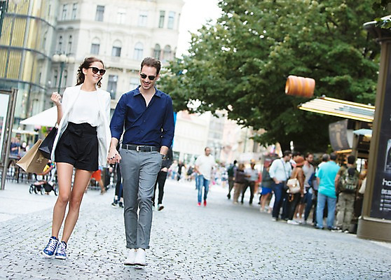 포토 JPG 주간 전신 서양인 나무 커플 여자 남자 행복 거리 사랑 미소 사람 여러명 20대 성인 야외 앞모습 선글라스 쇼핑백 걷기 손잡기 보행자 주머니손 프라하 윈도우쇼핑 성인만 국내포토 자연요소 외국인 식물 감정 안경 뷰포인트 다수 가방 관계 모션 표정 청년 쇼핑 체코 파일형식