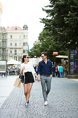 포토 JPG 주간 전신 서양인 나무 커플 여자 남자 행복 거리 사랑 미소 사람 빌딩 20대 성인 야외 두명 앞모습 선글라스 쇼핑백 마주보기 걷기 손잡기 즐거움 프라하 윈도우쇼핑 성인만 국내포토 자연요소 외국인 식물 감정 안경 뷰포인트 가방 관계 모션 표정 청년 건물 쇼핑 체코 파일형식