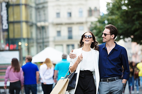 포토 JPG 주간 서양인 커플 여자 남자 행복 거리 사랑 미소 사람 상반신 20대 성인 야외 두명 앞모습 선글라스 쇼핑백 걷기 여러개 즐거움 프라하 성인만 어깨에손 국내포토 자연요소 외국인 감정 안경 뷰포인트 다수 가방 관계 모션 표정 청년 체코 파일형식