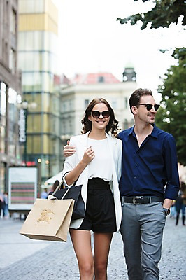 포토 JPG 주간 서양인 커플 여자 남자 행복 도로 사랑 미소 사람 상반신 20대 성인 야외 두명 건물 앞모습 선글라스 쇼핑백 걷기 여러개 즐거움 프라하 윈도우쇼핑 성인만 어깨에손 국내포토 자연요소 외국인 건축물 감정 안경 길 뷰포인트 다수 가방 관계 교통시설 모션 표정 청년 쇼핑 체코 파일형식