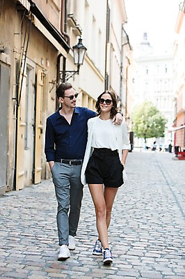 포토 JPG 주간 전신 서양인 커플 여자 남자 행복 길 가로등 사랑 미소 사람 20대 성인 야외 두명 앞모습 선글라스 걷기 다정 골목길 주머니손 주택가 프라하 성인만 어깨에손 국내포토 자연요소 외국인 공공시설 감정 안경 뷰포인트 컨셉 관계 모션 표정 청년 체코 파일형식