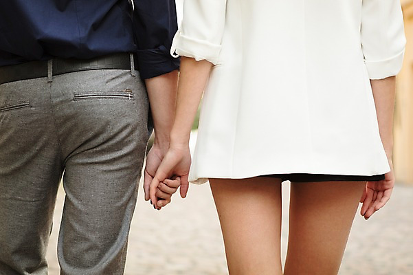 포토 JPG 주간 서양인 손 커플 여자 남자 사랑 사람 근접촬영 상반신 20대 성인 야외 두명 뒷모습 신체부위 걷기 손잡기 다정 프라하 성인만 국내포토 자연요소 외국인 감정 뷰포인트 컨셉 관계 모션 청년 체코 파일형식