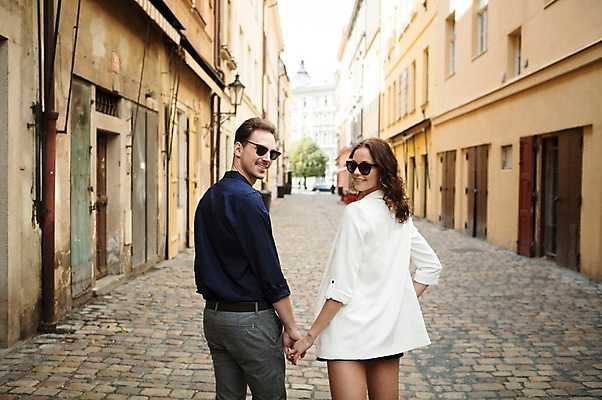 포토 JPG 주간 서양인 커플 여자 남자 행복 사랑 서기 미소 사람 상반신 20대 성인 야외 두명 뒷모습 선글라스 손잡기 다정 뒤돌아보기 골목길 주택가 프라하 성인만 국내포토 자연요소 외국인 감정 안경 길 뷰포인트 컨셉 관계 모션 표정 청년 체코 파일형식