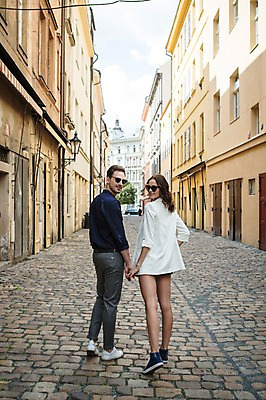 포토 JPG 주간 전신 서양인 커플 여자 남자 행복 사랑 미소 사람 20대 성인 야외 두명 뒷모습 선글라스 걷기 손잡기 뒤돌아보기 골목길 주택가 프라하 성인만 국내포토 자연요소 외국인 감정 안경 길 뷰포인트 관계 모션 표정 청년 체코 파일형식