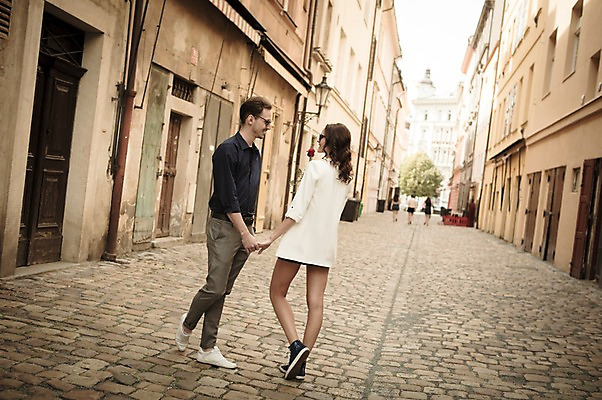 포토 JPG 주간 전신 서양인 커플 여자 남자 행복 한송이 사랑 미소 들기 사람 20대 성인 야외 두명 옆모습 선글라스 장미 마주보기 손잡기 다정 골목길 주택가 프라하 성인만 국내포토 자연요소 외국인 1 꽃 감정 안경 길 뷰포인트 컨셉 관계 모션 표정 청년 체코 송이 파일형식