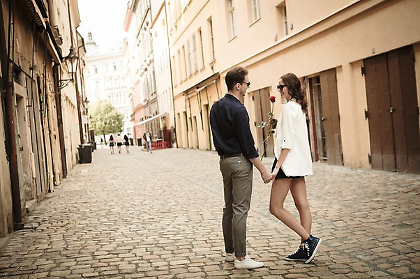 포토 JPG 주간 전신 서양인 커플 여자 남자 행복 한송이 사랑 미소 들기 사람 20대 성인 야외 두명 옆모습 선글라스 장미 마주보기 손잡기 다정 골목길 주택가 프라하 성인만 국내포토 자연요소 외국인 1 꽃 감정 안경 길 뷰포인트 컨셉 관계 모션 표정 청년 체코 송이 파일형식