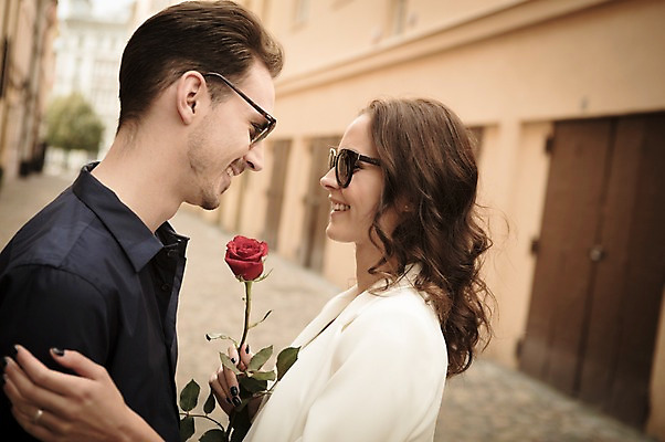 포토 JPG 주간 서양인 커플 여자 남자 행복 한송이 사랑 서기 미소 들기 사람 근접촬영 상반신 20대 성인 야외 두명 옆모습 선글라스 장미 마주보기 다정 프라하 성인만 국내포토 자연요소 외국인 1 꽃 감정 안경 뷰포인트 컨셉 관계 모션 표정 청년 체코 송이 파일형식