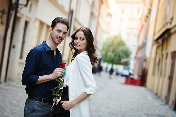 포토 JPG 주간 서양인 커플 응시 여자 남자 행복 사랑 들기 사람 상반신 20대 성인 야외 두명 옆모습 장미 마주보기 골목길 주머니손 프라하 성인만 국내포토 자연요소 외국인 시선 꽃 감정 길 뷰포인트 관계 모션 청년 체코 파일형식
