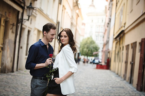 포토 JPG 주간 서양인 나무 커플 여자 남자 행복 한송이 사랑 들기 사람 상반신 20대 성인 야외 두명 옆모습 장미 마주보기 다정 골목길 주머니손 주택가 프라하 성인만 국내포토 자연요소 외국인 식물 1 꽃 감정 길 뷰포인트 컨셉 관계 모션 청년 체코 송이 파일형식