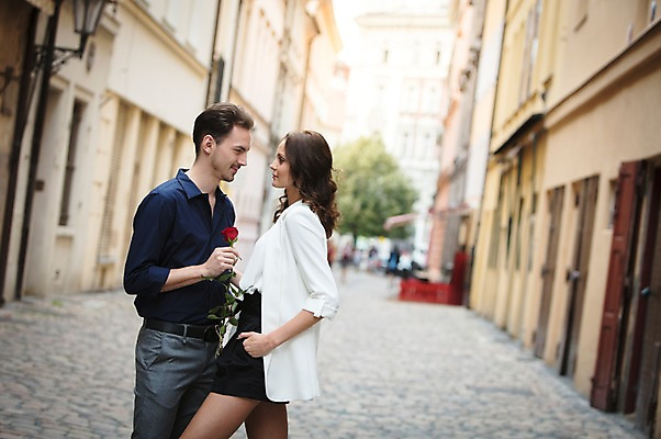 포토 JPG 주간 서양인 커플 응시 여자 남자 행복 사랑 사람 상반신 20대 성인 야외 두명 옆모습 장미 마주보기 다정 골목길 주택가 프라하 성인만 국내포토 자연요소 외국인 시선 꽃 감정 길 뷰포인트 컨셉 관계 모션 청년 체코 파일형식