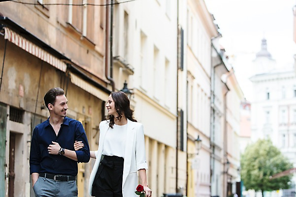 포토 JPG 주간 서양인 나무 커플 여자 남자 행복 한송이 주택 사랑 미소 들기 사람 상반신 20대 성인 야외 두명 앞모습 장미 마주보기 걷기 팔짱 다정 골목길 프라하 성인만 국내포토 자연요소 외국인 식물 1 꽃 감정 길 뷰포인트 컨셉 관계 모션 표정 청년 건물 체코 송이 파일형식