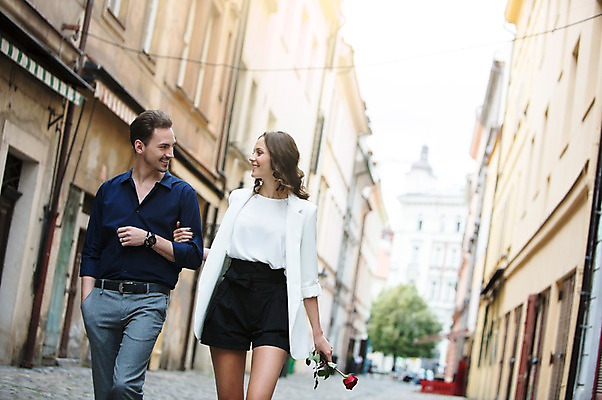 포토 JPG 주간 서양인 나무 커플 응시 여자 남자 행복 한송이 사랑 미소 들기 사람 상반신 20대 성인 야외 두명 앞모습 장미 마주보기 걷기 팔짱 다정 골목길 주택가 프라하 성인만 국내포토 자연요소 외국인 식물 1 시선 꽃 감정 길 뷰포인트 컨셉 관계 모션 표정 청년 체코 송이 파일형식