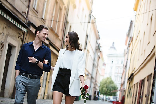 포토 JPG 주간 서양인 커플 여자 남자 행복 한송이 거리 사랑 미소 들기 사람 상반신 20대 성인 야외 두명 앞모습 장미 마주보기 걷기 팔짱 다정 골목길 주택가 프라하 성인만 국내포토 자연요소 외국인 1 꽃 감정 길 뷰포인트 컨셉 관계 모션 표정 청년 체코 송이 파일형식