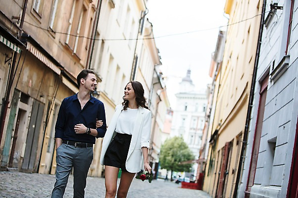 포토 JPG 주간 서양인 커플 여자 남자 행복 한송이 거리 주택 사랑 미소 들기 사람 상반신 20대 성인 야외 두명 앞모습 장미 마주보기 걷기 팔짱 다정 골목길 프라하 성인만 국내포토 자연요소 외국인 1 꽃 감정 길 뷰포인트 컨셉 관계 모션 표정 청년 건물 체코 송이 파일형식