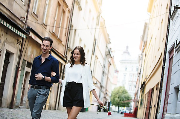 포토 JPG 주간 서양인 나무 커플 여자 남자 행복 사랑 미소 사람 상반신 20대 성인 야외 두명 앞모습 장미 걷기 팔짱 골목길 주택가 프라하 성인만 국내포토 자연요소 외국인 식물 꽃 감정 길 뷰포인트 관계 모션 표정 청년 체코 파일형식