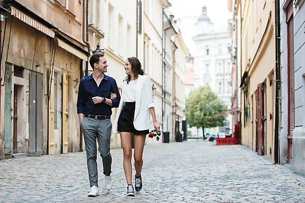 포토 JPG 주간 전신 서양인 커플 여자 남자 행복 사랑 미소 사람 20대 성인 야외 두명 앞모습 장미 마주보기 걷기 팔짱 다정 골목길 주택가 프라하 성인만 국내포토 자연요소 외국인 꽃 감정 길 뷰포인트 컨셉 관계 모션 표정 청년 체코 파일형식