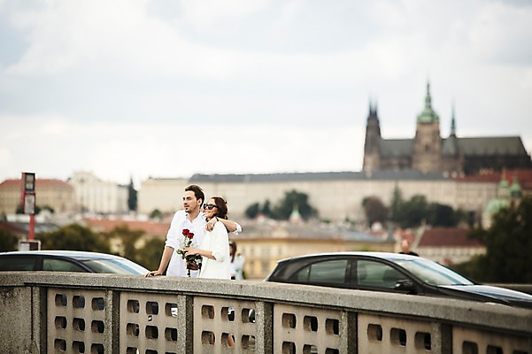 포토 JPG 주간 서양인 건축물 커플 응시 여자 남자 꽃다발 난간 자동차 하늘 사랑 서기 사람 상반신 20대 성인 야외 두명 옆모습 선글라스 장미 다정 구경 프라하 가교 성인만 어깨에손 국내포토 자연요소 외국인 시선 건축 꽃 감정 안경 육상교통 뷰포인트 컨셉 관계 모션 청년 체코 파일형식