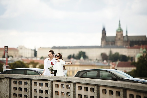 포토 JPG 주간 서양인 건축물 커플 응시 여자 남자 꽃다발 난간 자동차 하늘 사랑 서기 사람 상반신 20대 성인 야외 두명 옆모습 선글라스 장미 손들기 다정 구경 프라하 가교 성인만 국내포토 자연요소 외국인 시선 건축 꽃 감정 안경 육상교통 뷰포인트 컨셉 관계 모션 청년 체코 파일형식