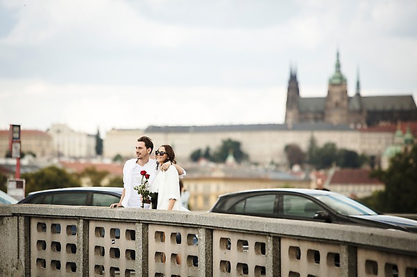 포토 JPG 주간 서양인 건축물 커플 응시 여자 남자 꽃다발 난간 자동차 하늘 사랑 서기 사람 상반신 20대 성인 야외 두명 옆모습 선글라스 장미 다정 구경 프라하 가교 성인만 어깨에손 국내포토 자연요소 외국인 시선 건축 꽃 감정 안경 육상교통 뷰포인트 컨셉 관계 모션 청년 체코 파일형식