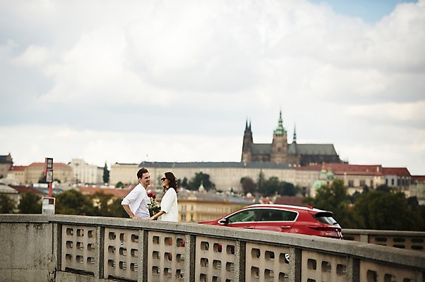 포토 JPG 주간 서양인 구름 건축물 커플 응시 여자 남자 행복 꽃다발 난간 자동차 하늘 사랑 서기 미소 사람 상반신 20대 성인 야외 두명 옆모습 선글라스 장미 마주보기 프라하 가교 성인만 국내포토 자연요소 외국인 시선 건축 꽃 감정 안경 육상교통 뷰포인트 관계 모션 표정 청년 체코 파일형식