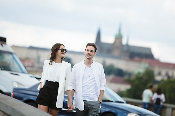 포토 JPG 주간 서양인 커플 여자 남자 난간 자동차 사랑 미소 사람 상반신 20대 성인 야외 두명 앞모습 아웃포커스 선글라스 걷기 손잡기 즐거움 프라하 성인만 국내포토 자연요소 외국인 감정 안경 육상교통 뷰포인트 관계 모션 촬영기법 표정 청년 체코 파일형식