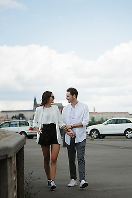 포토 JPG 주간 전신 서양인 구름 건축물 커플 여자 남자 도로 난간 자동차 하늘 거리 사랑 미소 사람 20대 성인 야외 두명 앞모습 선글라스 마주보기 걷기 손잡기 다정 프라하 성인만 국내포토 자연요소 외국인 건축 감정 안경 길 육상교통 뷰포인트 컨셉 관계 교통시설 모션 표정 청년 체코 파일형식