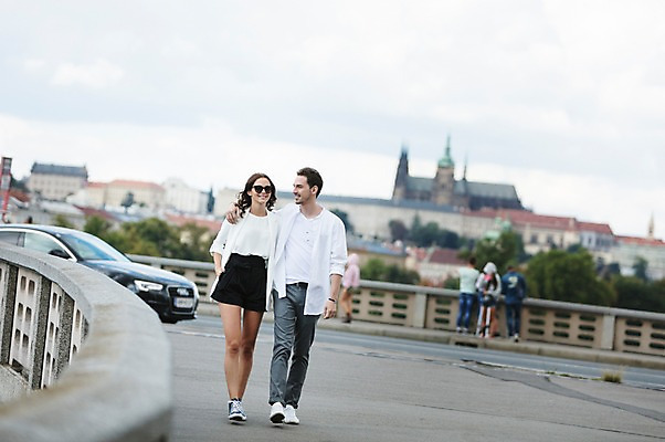 포토 JPG 주간 전신 서양인 건축물 커플 여자 남자 도로 길 난간 자동차 사랑 미소 사람 20대 성인 야외 두명 앞모습 선글라스 걷기 다정 프라하 성인만 어깨에손 국내포토 자연요소 외국인 건축 감정 안경 육상교통 뷰포인트 컨셉 관계 교통시설 모션 표정 청년 체코 파일형식