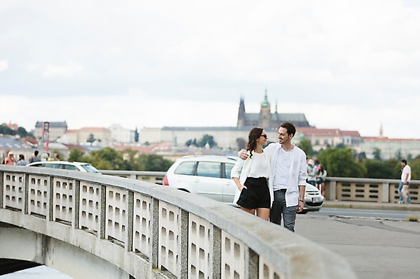 포토 JPG 주간 서양인 커플 여자 남자 도로 난간 자동차 거리 사랑 미소 사람 여러명 상반신 20대 성인 야외 앞모습 선글라스 마주보기 걷기 다정 보행자 주머니손 프라하 가교 성인만 어깨에손 국내포토 자연요소 외국인 건축물 감정 안경 길 육상교통 뷰포인트 다수 컨셉 관계 교통시설 모션 표정 청년 체코 파일형식
