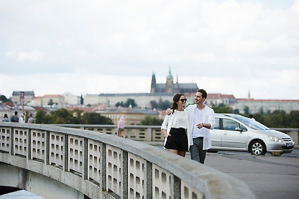 포토 JPG 주간 서양인 커플 응시 여자 남자 도로 난간 자동차 거리 대화 사랑 미소 사람 상반신 20대 성인 야외 두명 앞모습 선글라스 걷기 프라하 성인만 국내포토 자연요소 외국인 시선 감정 안경 길 육상교통 뷰포인트 관계 교통시설 모션 표정 말하기 청년 체코 파일형식