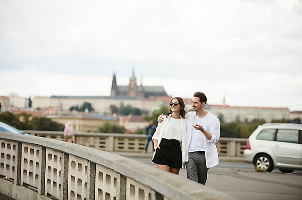 포토 JPG 주간 서양인 커플 여자 남자 도로 난간 자동차 거리 사랑 미소 사람 상반신 20대 성인 야외 두명 앞모습 선글라스 걷기 다정 가리킴 즐거움 프라하 성인만 어깨에손 국내포토 자연요소 외국인 감정 안경 길 육상교통 뷰포인트 컨셉 관계 교통시설 모션 표정 손짓 청년 체코 파일형식