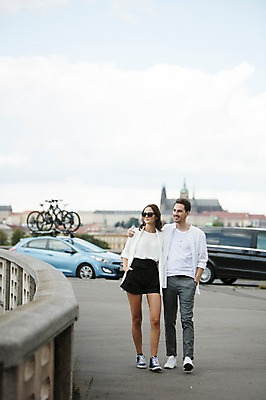 포토 JPG 주간 전신 서양인 구름 커플 응시 여자 남자 도로 난간 자동차 하늘 거리 사랑 미소 사람 20대 성인 야외 두명 앞모습 선글라스 걷기 다정 주머니손 프라하 성인만 어깨에손 국내포토 자연요소 외국인 시선 감정 안경 길 육상교통 뷰포인트 컨셉 관계 교통시설 모션 표정 청년 체코 파일형식